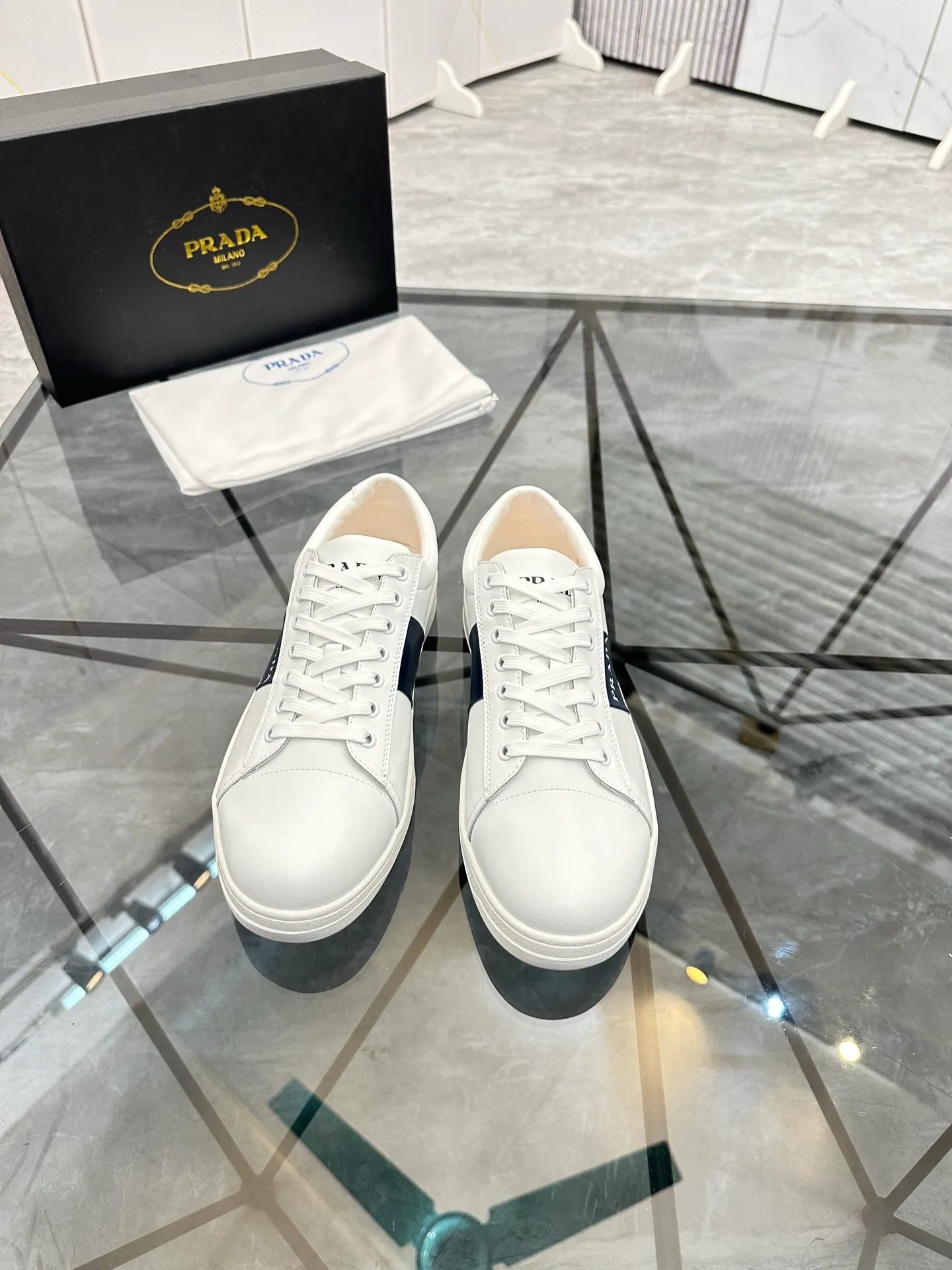 Men's shoes: 💰P400¥ Product trademark: Prada *"Prada*" low-top casual shoes Regular size: 38-44 (can be customized to 45) Product materials: imported cowhide upper, sheepskin lining, original outsole. Number: 020